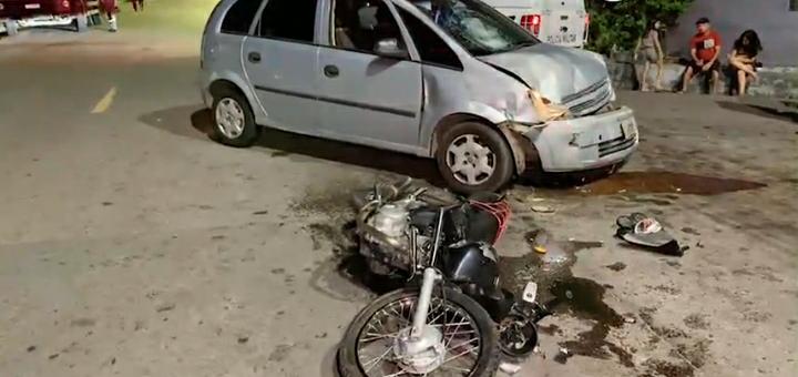Violenta colisão entre carro e moto deixa um ferido em Manaus