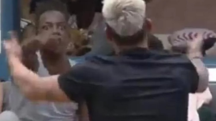 Tiago e Pelé se desentendem durante brincadeira em A Fazenda