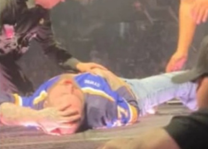 Post Malone sofre queda feia durante show e grita de dor; Vídeo 