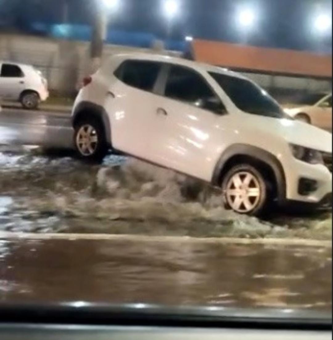 Carro bate em hidrante ao tentar fazer retorno proibido e avenida fica alagada em Manaus