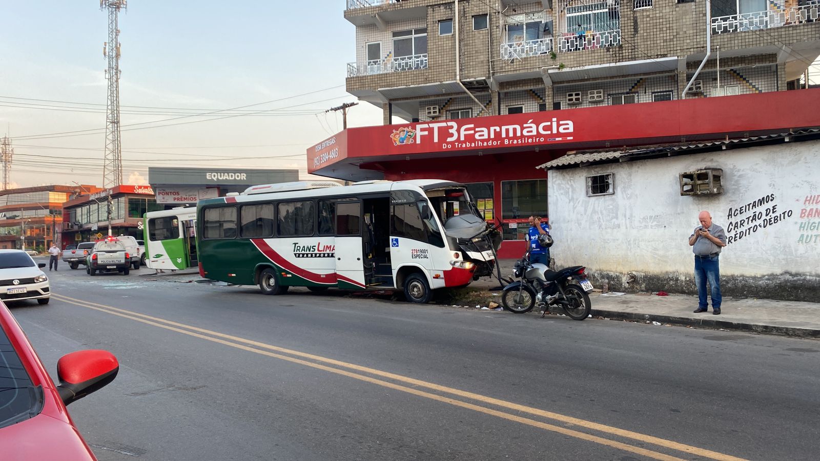 Ônibus invade drogaria após acidente e deixa 5 pessoas feridas em Manaus