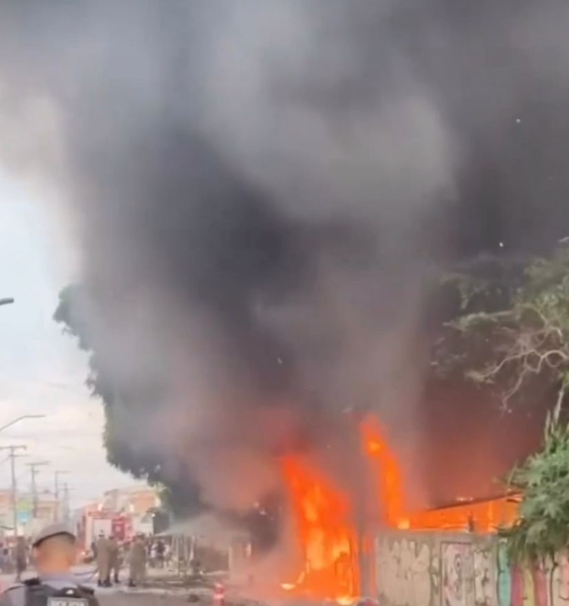 Incêndio causa pânico em moradores de comunidade em Manaus; vídeo