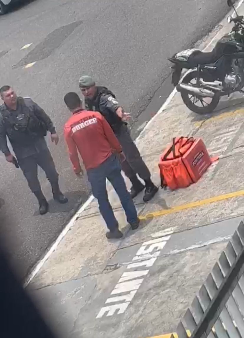 Motoboy é filmado sendo hostilizado por PMs em Manaus; vídeo