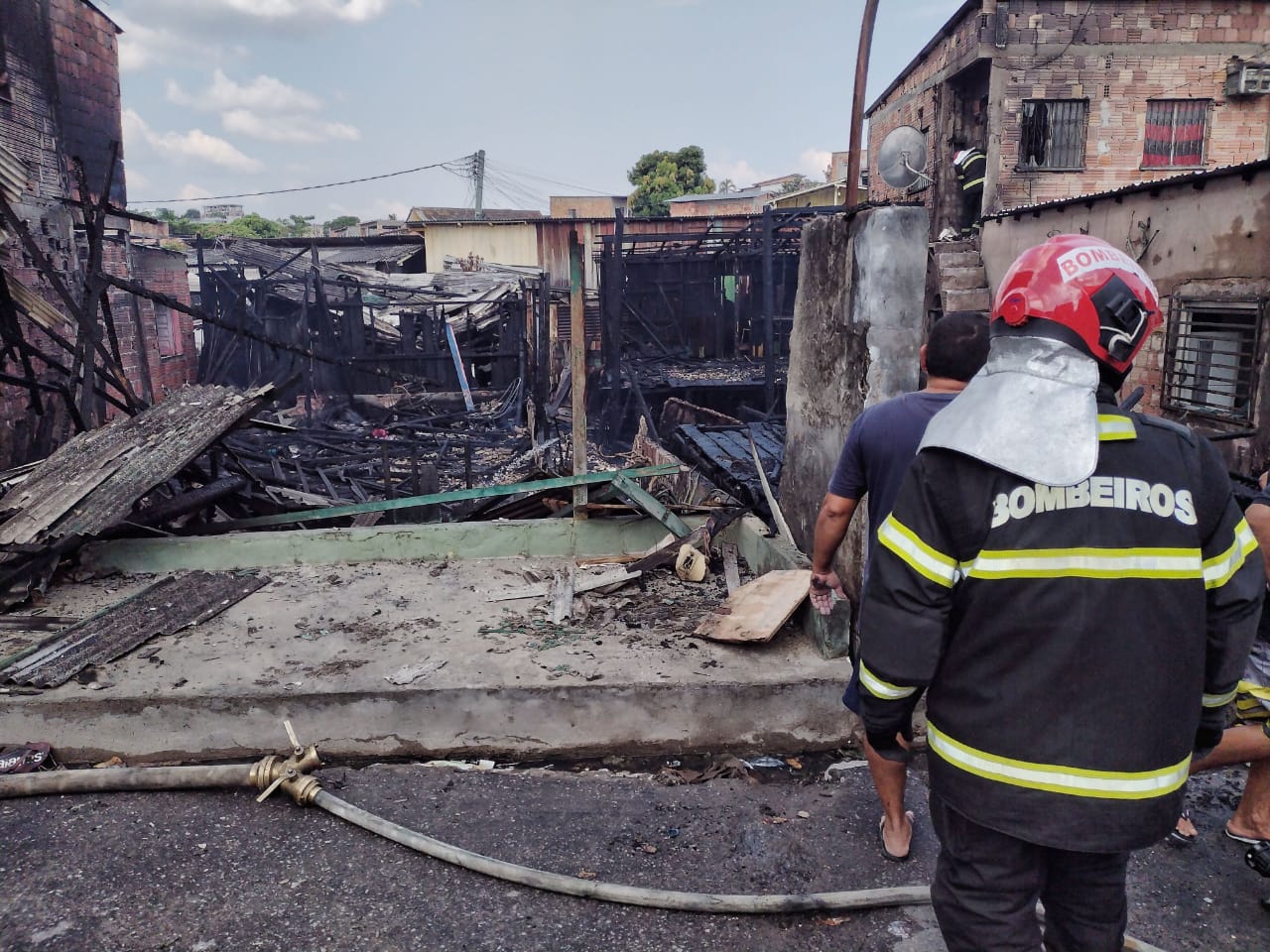 Mãe deixava crianças sozinhas em casa onde incêndio começou, dizem vizinhos