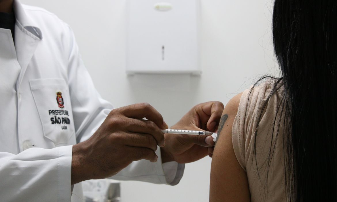 Brasil tem 6 mil novos casos e 30 mortes por covid-19 em 24 horas
