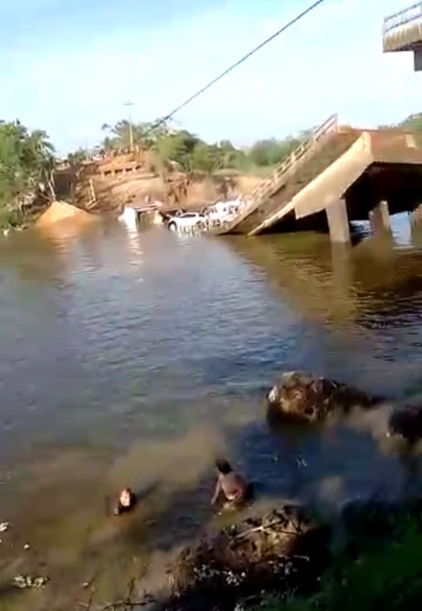 Vídeo mostra vítimas saindo do rio após ponte desabar na BR-319 no Amazonas