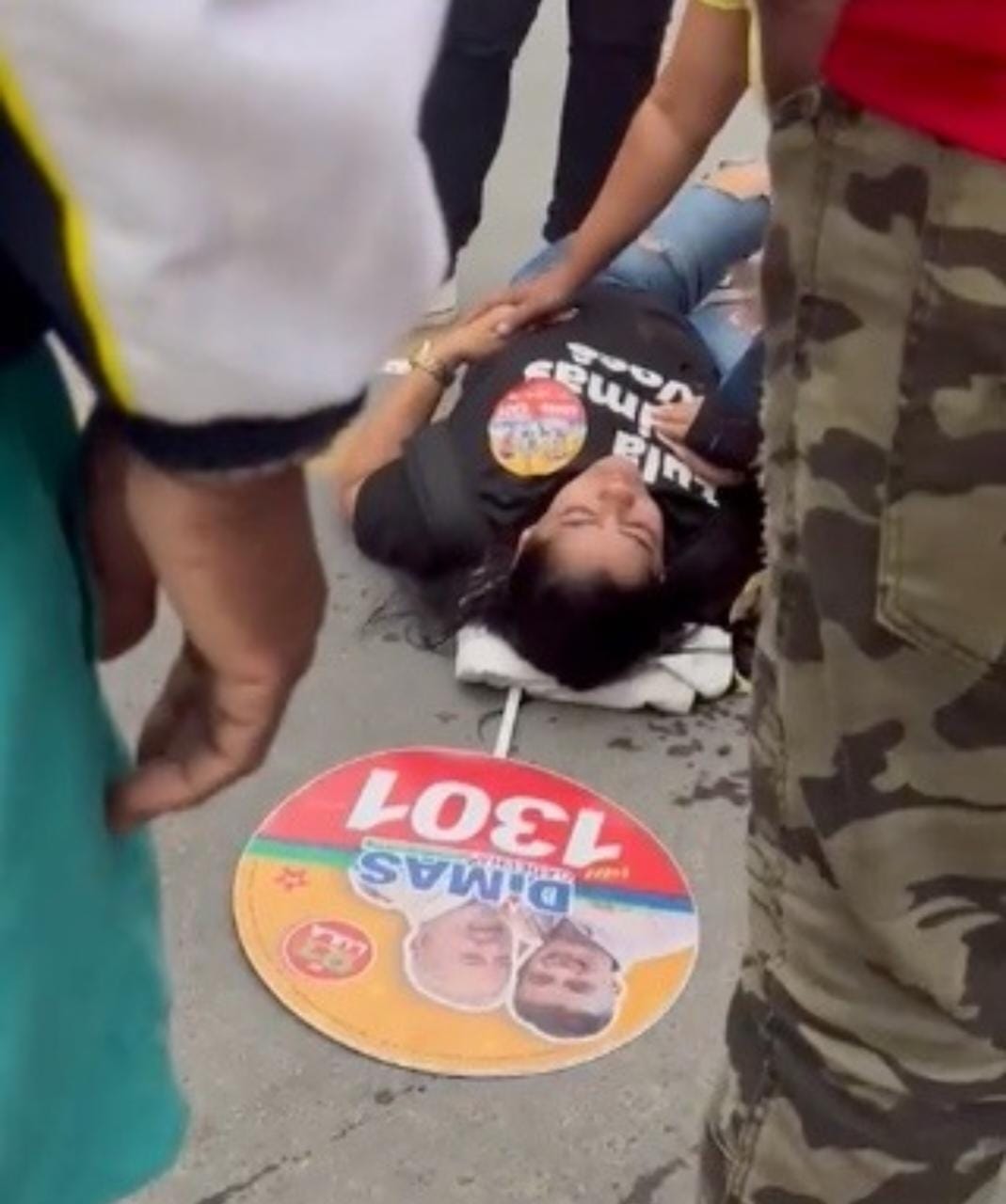 Grávida é agredida enquanto distribuía panfletos de candidato do PT; vídeo