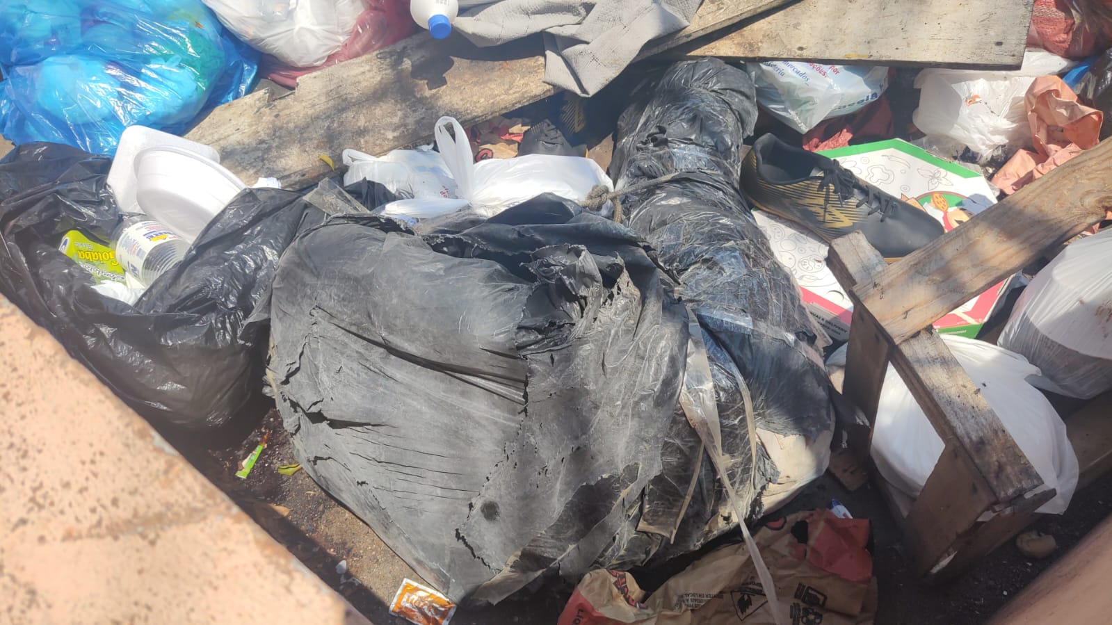 Enrolados em lonas, corpos são encontrados dentro de lixeira em Manaus