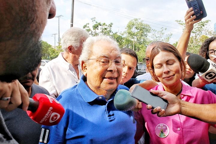 Candidato ao Governo do Amazonas, Amazonino Mendes vota em Manaus