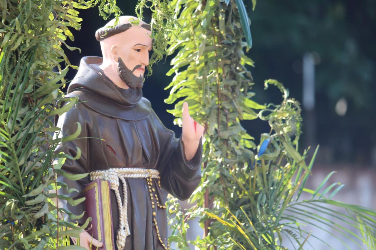 Homem atira madeira contra procissão e quebra imagem de São Francisco em Manaus