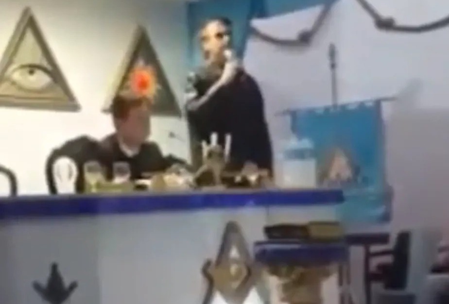 Vídeo de Bolsonaro em maçonaria viraliza e presidente é criticado; assista