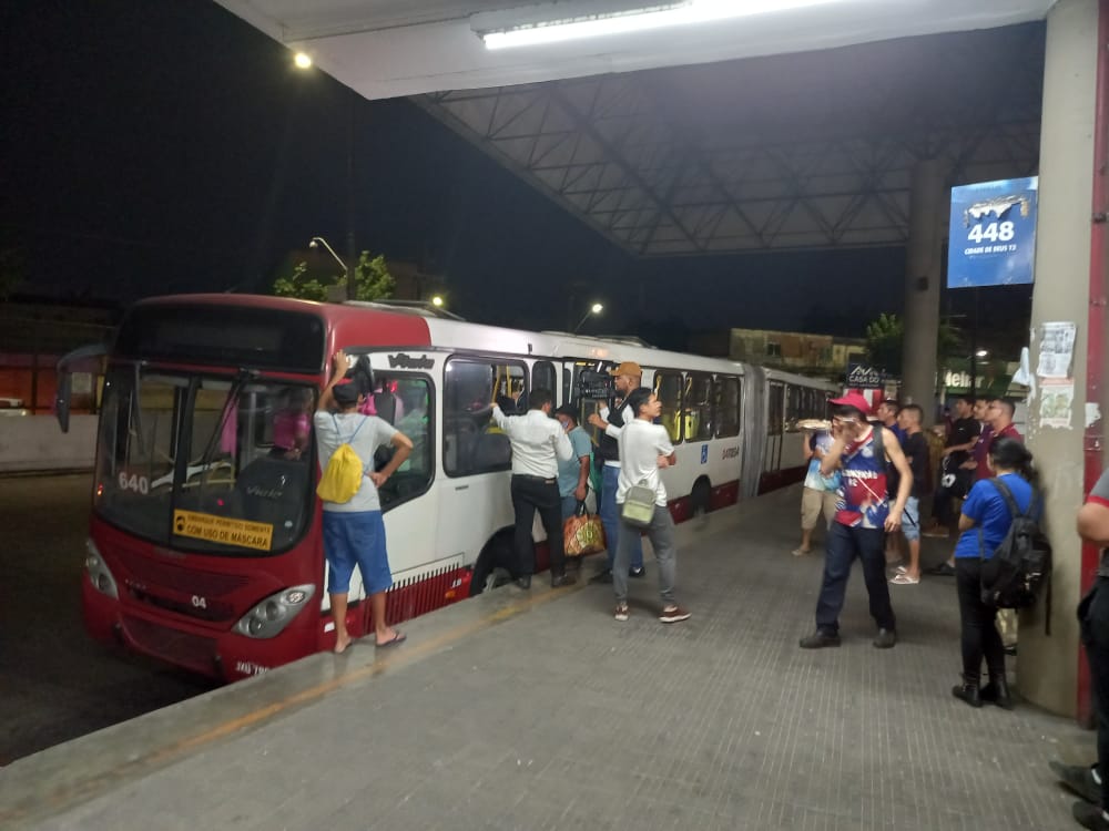 Motorista é agredido após achar celular roubado dentro de ônibus em Manaus