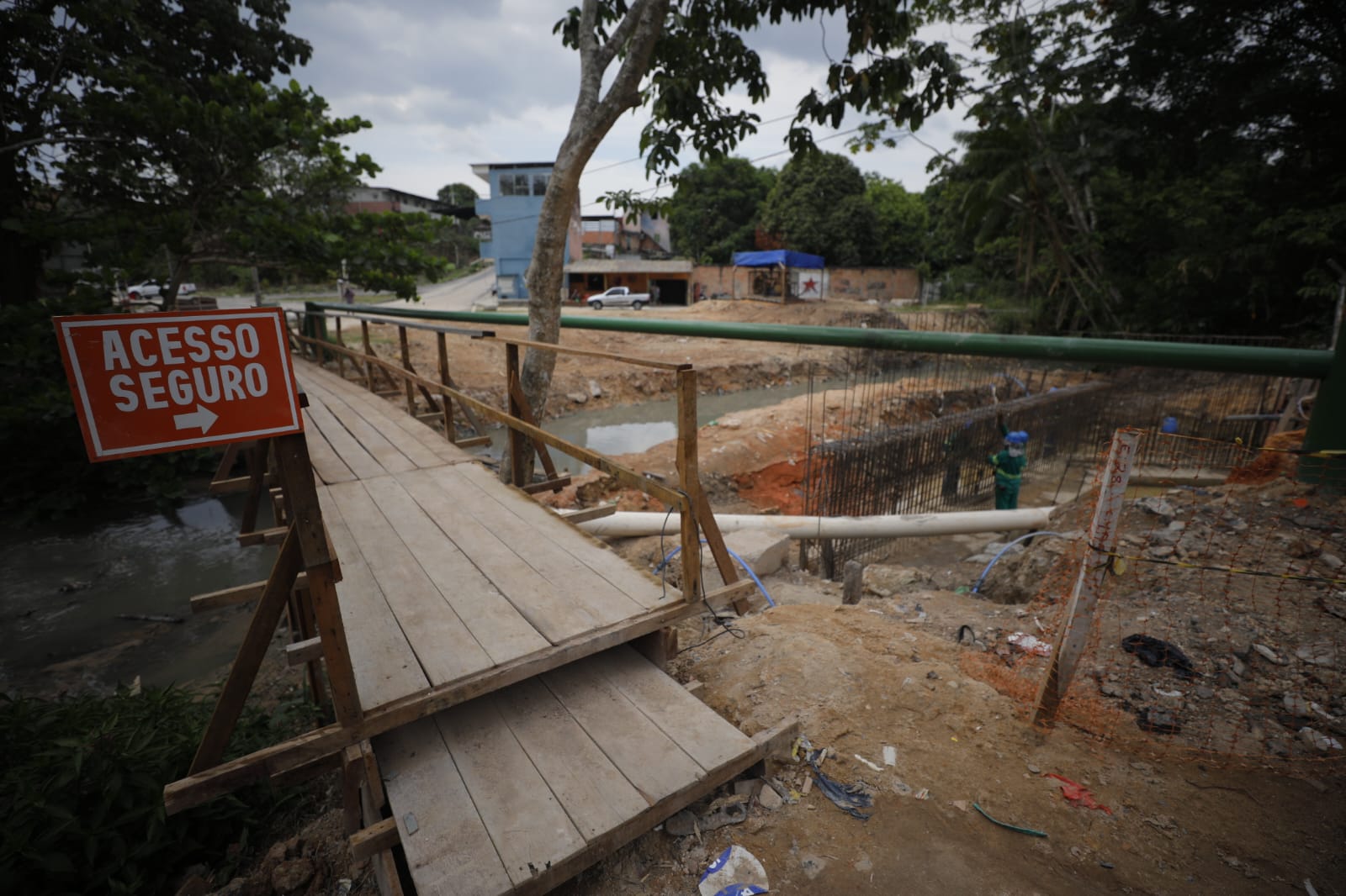 Trator rolo compressor é retirado de rio onde ponte desabou na BR-319