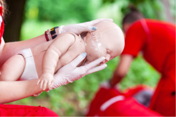 Engasgo em criança não se resolve com copo d’água, alerta fonoaudióloga