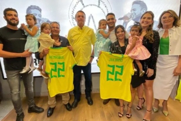 Henrique & Juliano encontram com Bolsonaro em gravação de DVD em Brasília