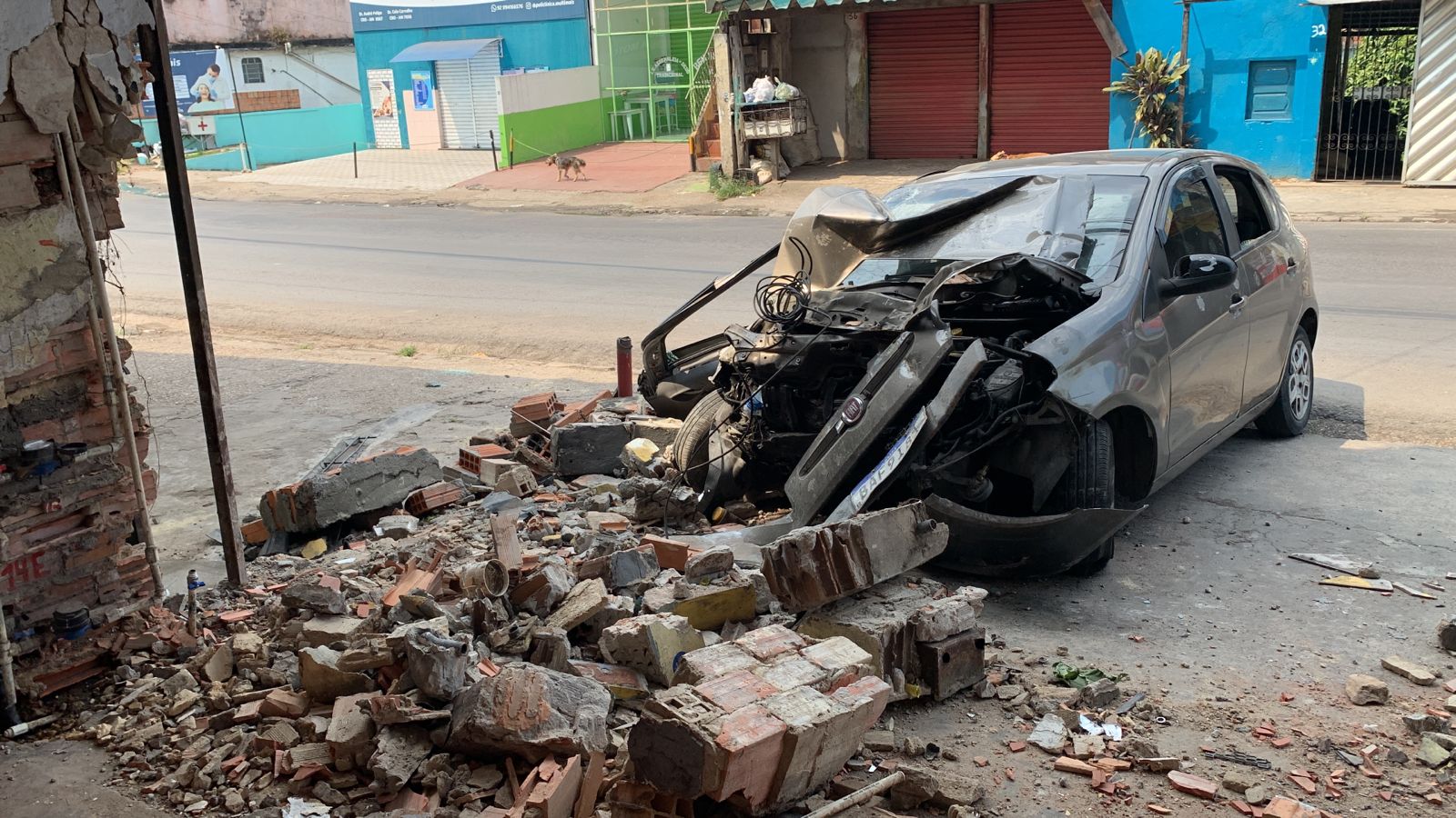 Carro com quatro pessoas se choca contra mureta em Manaus 