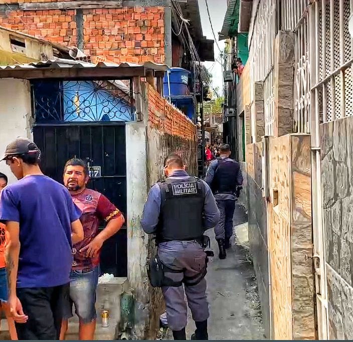 Moradores acordam com tiros e encontram homens mortos em beco em Manaus