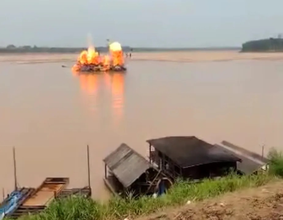 PF faz operação no rio Madeira para destruir balsas do garimpo ilegal