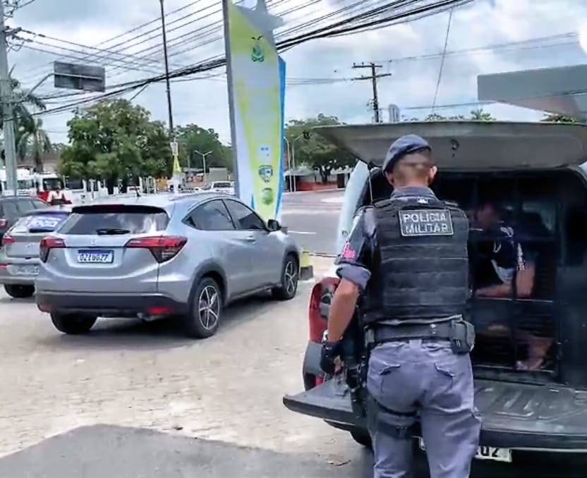 Homem tenta matar esposa e 5 crianças a facadas dentro de casa em Manaus