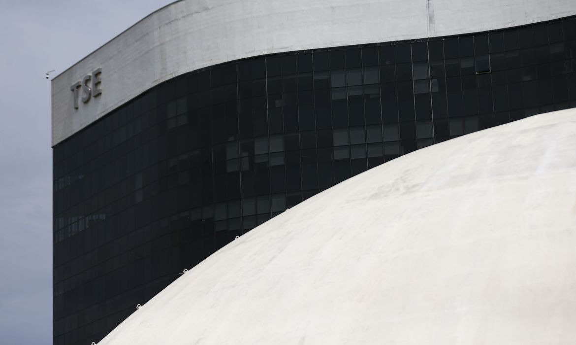 TSE manda apagar post que liga Lula a casos de corrupção