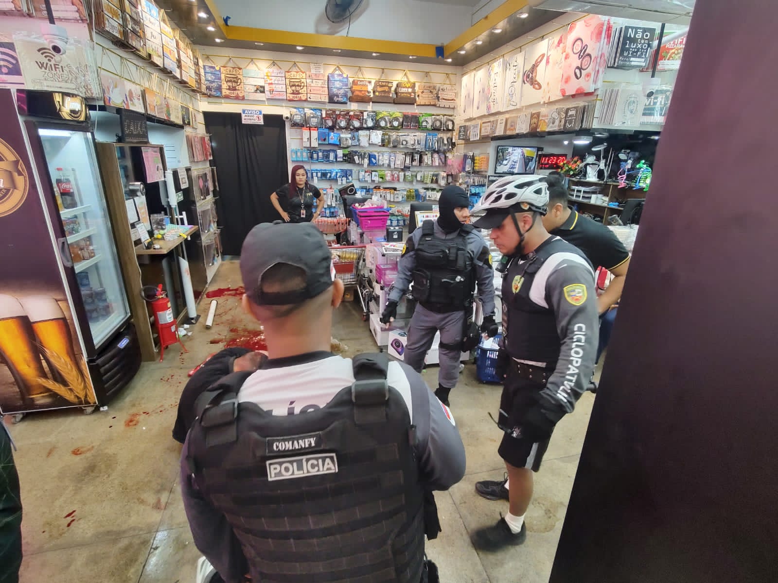 Justiceiro atira em assaltante durante roubo em loja no Centro de Manaus