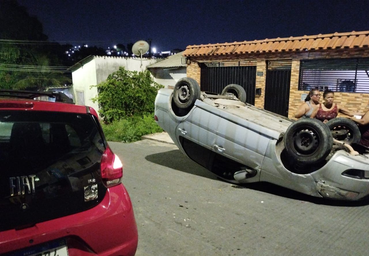 Motorista é hospitalizado após capotar carro em acidente em Manaus