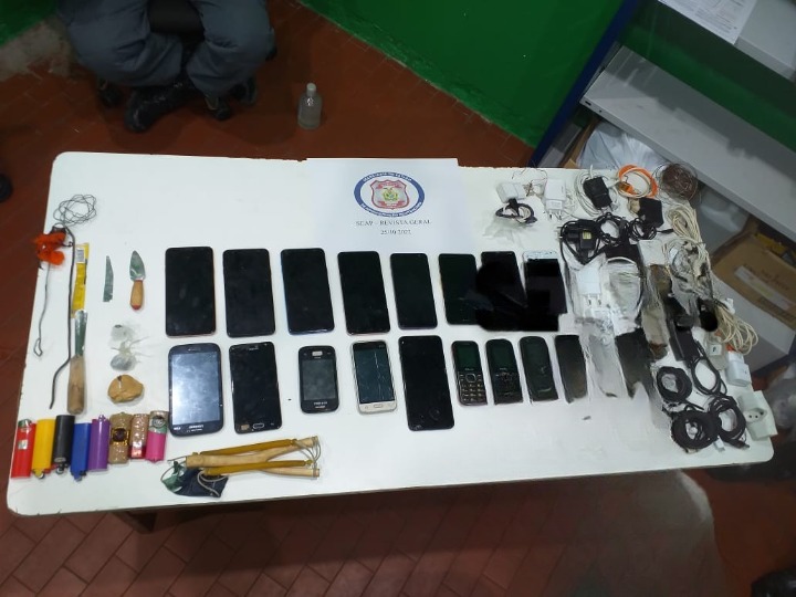 Armas e quase 20 celulares são achados em celas de presídio no Amazonas