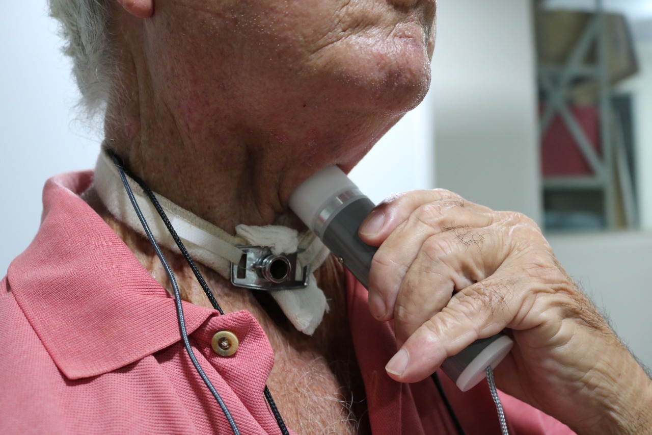 Pacientes que perderam voz após câncer na laringe recebem aparelho que auxilia na voz em Manaus