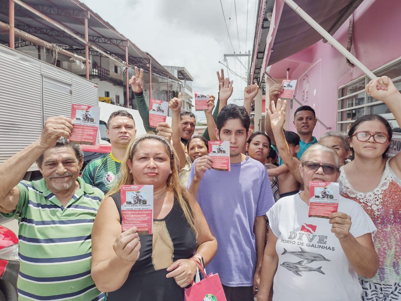 Moradores impedem funcionários da Amazonas Energia de entrar em rua após suspeita de instalação de medidores