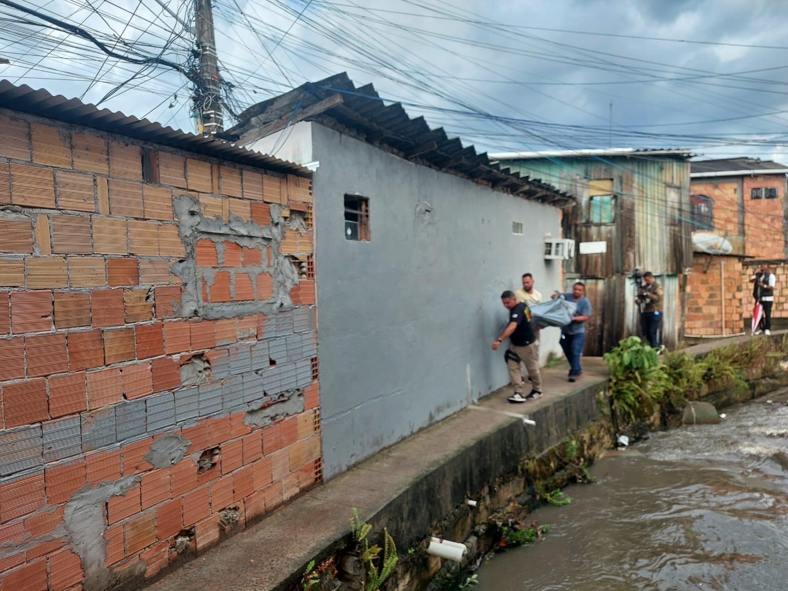 Homem é perseguido por pistoleiro e morto a tiros em rip-rap de Manaus