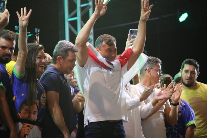 Wilson Lima comemora reeleição com apoiadores em Manaus