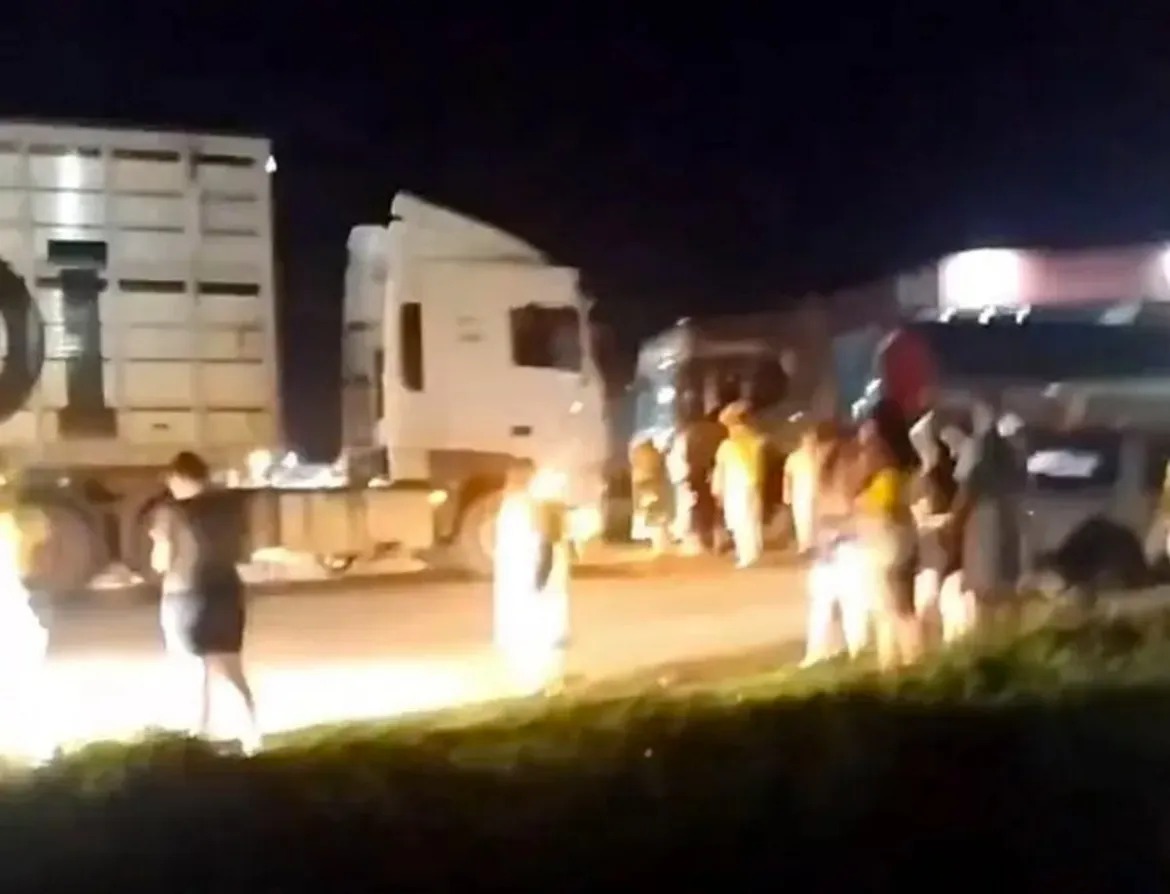 Contrários à vitória de Lula, caminhoneiros e manifestantes fecham rodovias