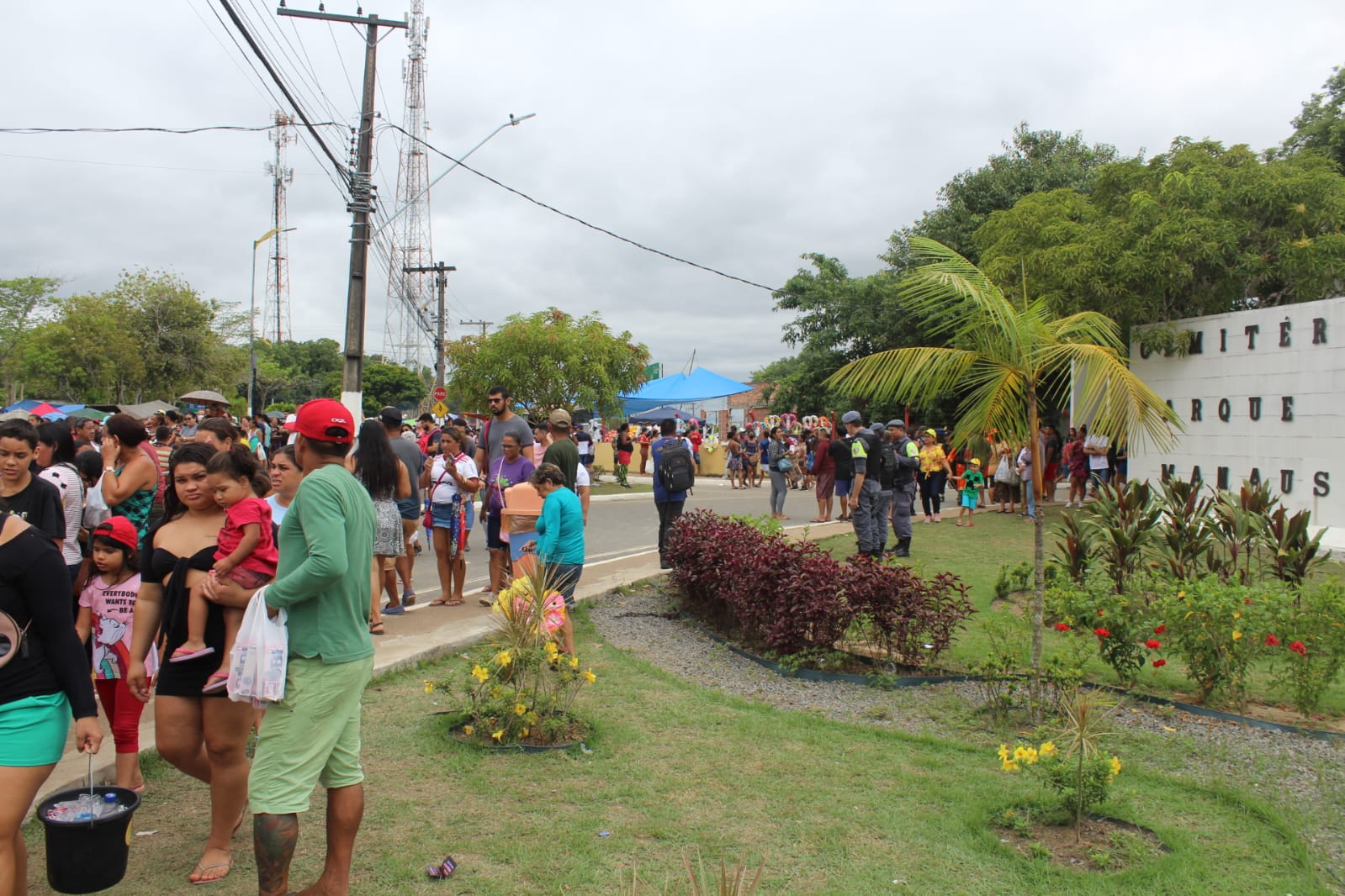 Dia de Finados leva milhares de pessoas a cemitérios em Manaus