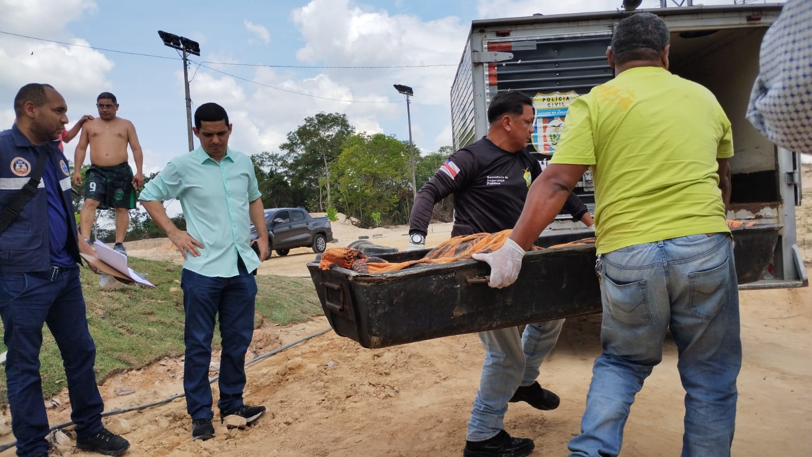 Homem é achado morto debaixo de caixa d'água em campo de futebol em Manaus 