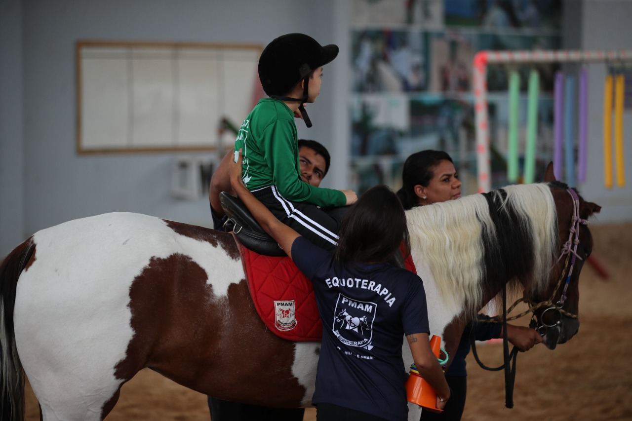 Equoterapia da PM amplia vagas após aquisição de cavalos no Amazonas