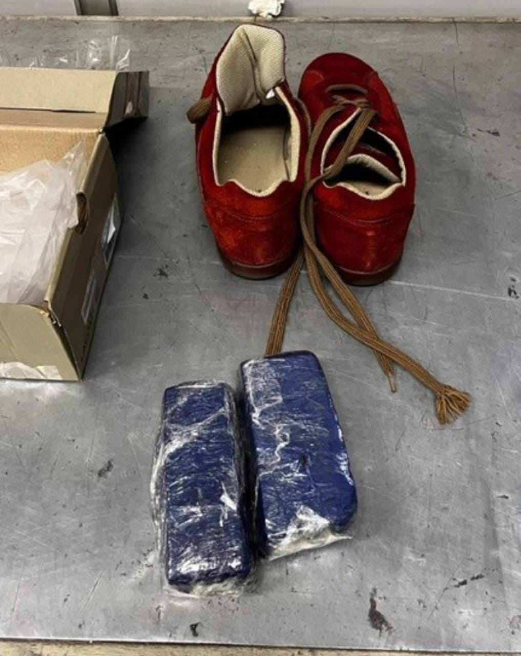 Mulher tenta embarcar em voo com drogas em sapatos e acaba presa em Manaus 