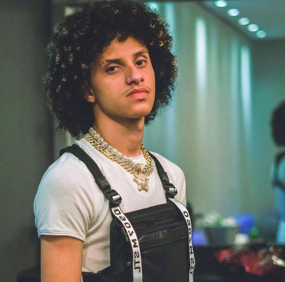 DJ Gabriel do Borel tem van atingida por tiros durante show 