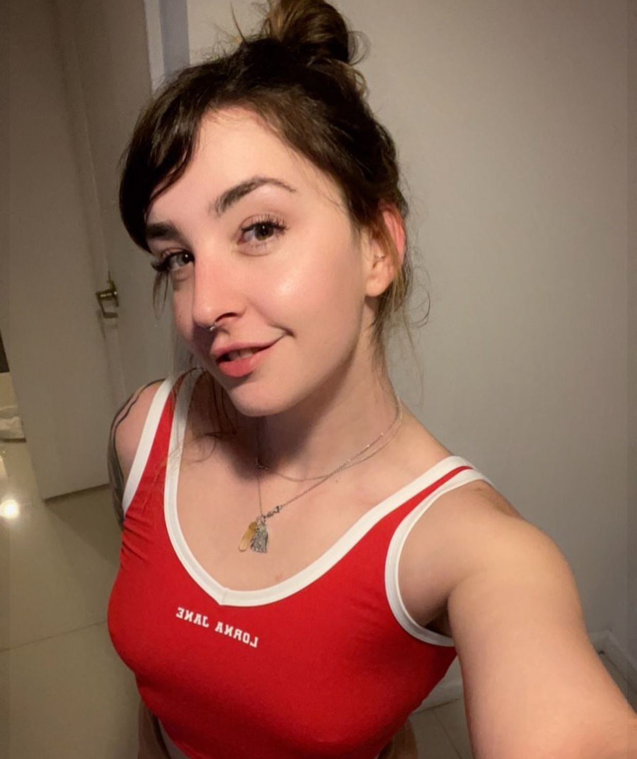 Jovem é detida em aeroporto ao usar plug anal com as cinzas do namorado