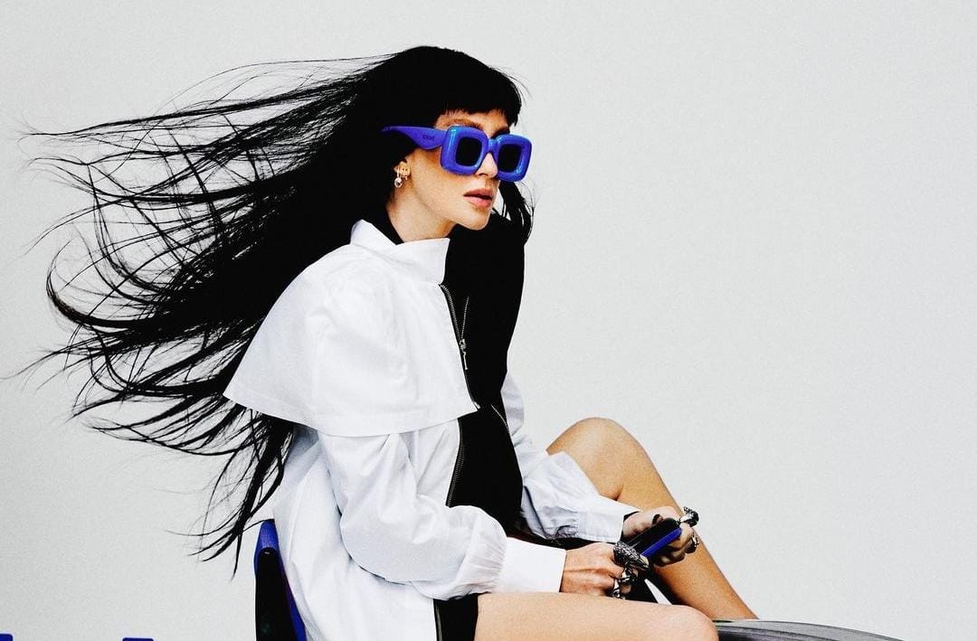 Marina Ruy Barbosa surge morena e de topless em ensaio de revista