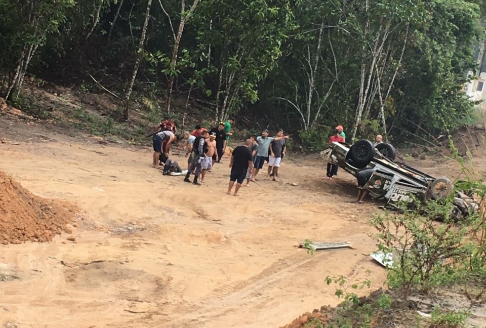 Policiais foram arremessados de viatura da Rocam que capotou em Manaus 