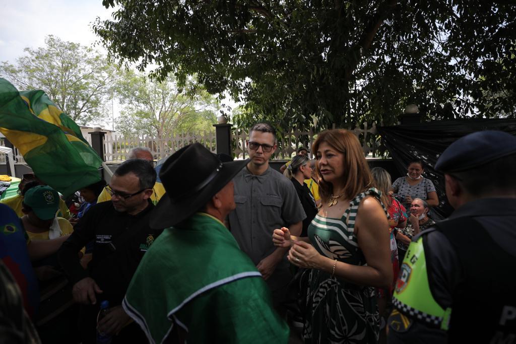 MPAM inspeciona acampamento com a presença de crianças em frente ao CMA