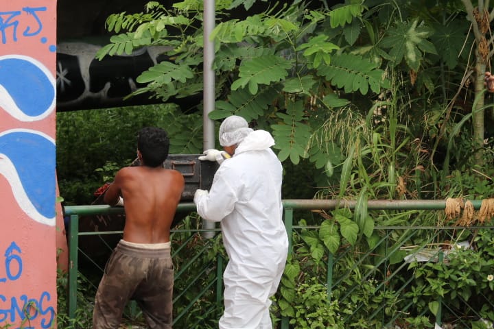 Estrangulado, homem é achado em meio a lixo debaixo de ponte em Manaus
