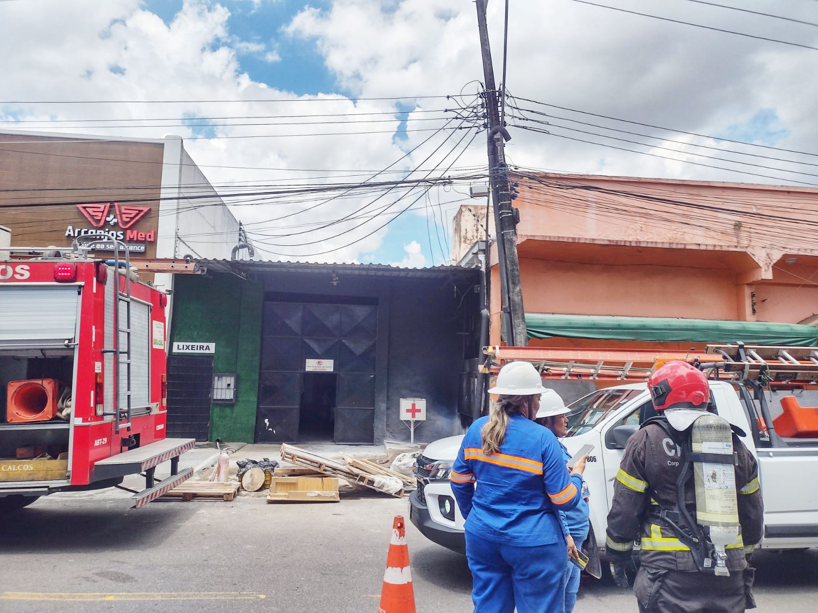 Contador de padaria pega fogo e assusta clientes e funcionários em Manaus 