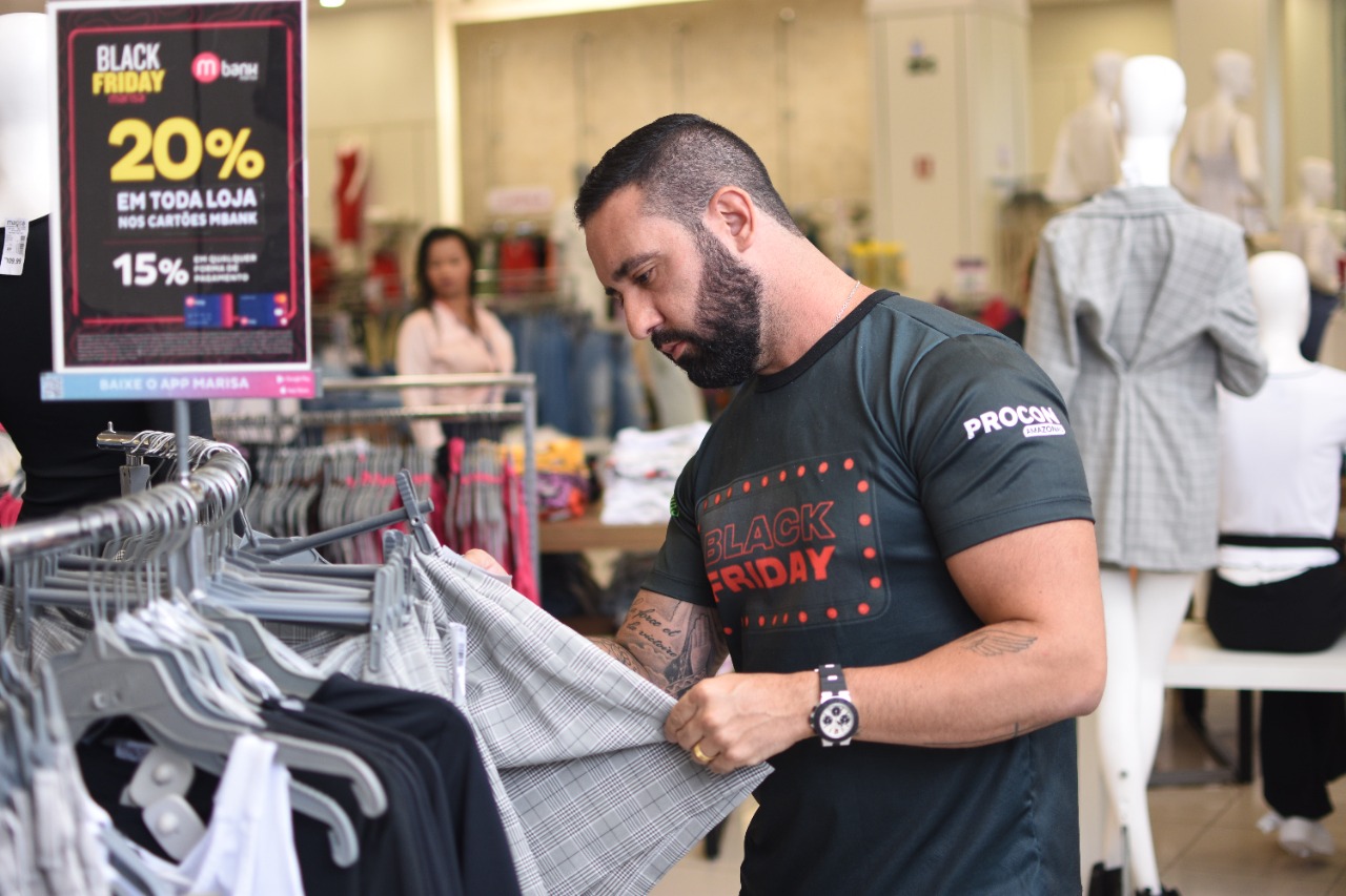 Shoppings de Manaus são fiscalizados durante Black Friday