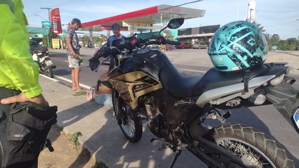Passageira de moto por aplicativo fica ferida em acidente na Av. das Torres