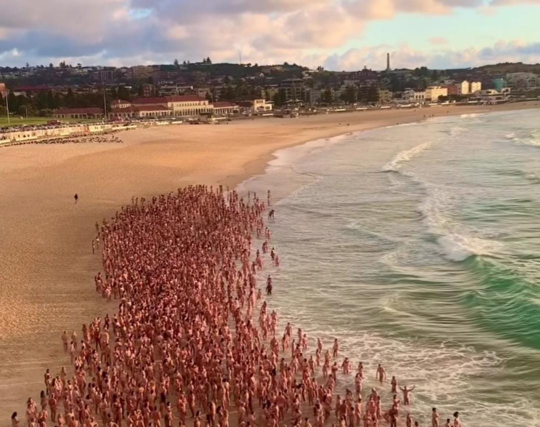 Vídeo mostra milhares de pessoas peladas em praia; saiba o motivo