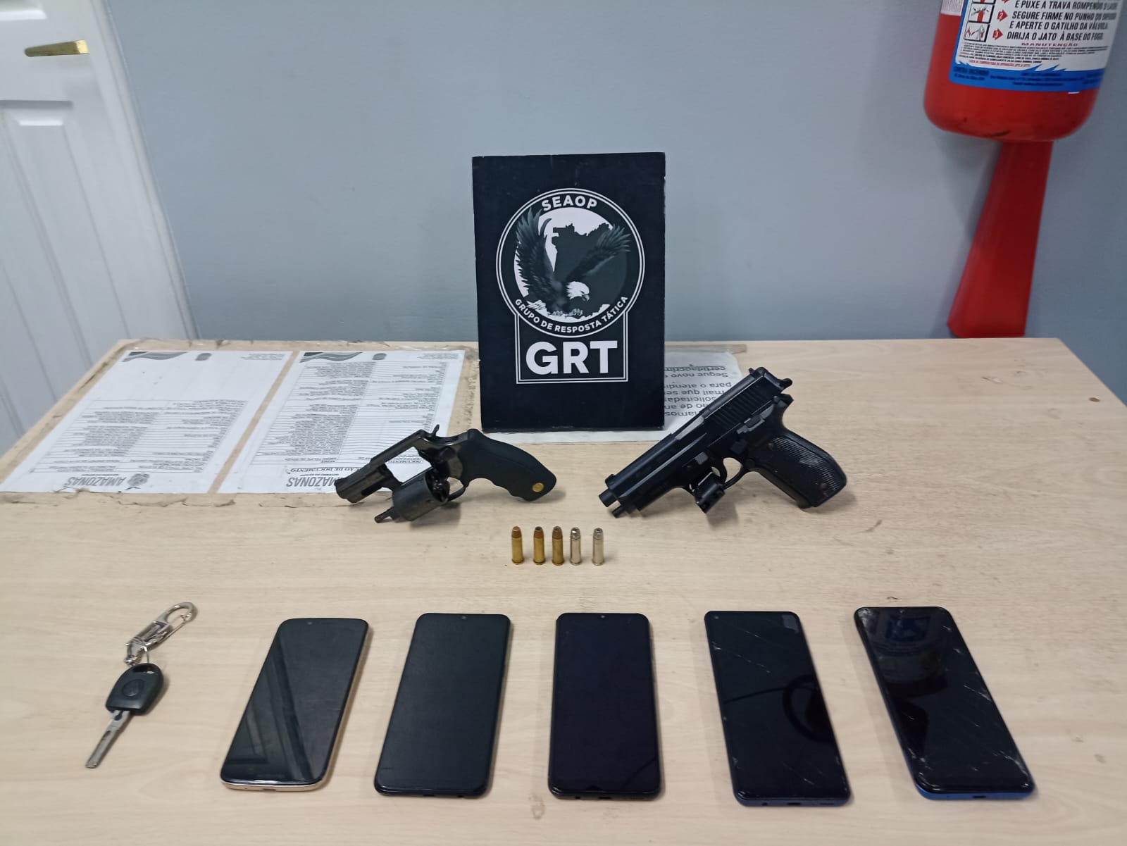 Grupo é preso com arma falsa e celulares roubados em Manaus