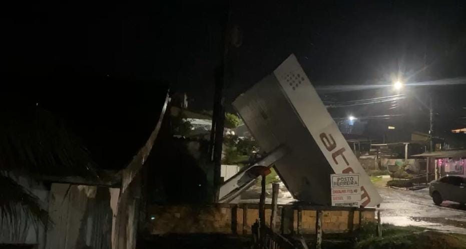 Ventania arranca estrutura de posto de combustíveis no Amazonas; vídeo