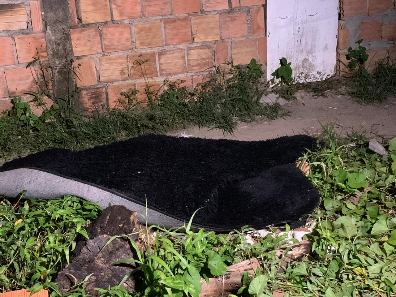 Homem morre e amigo é baleado em tiroteio em Manaus