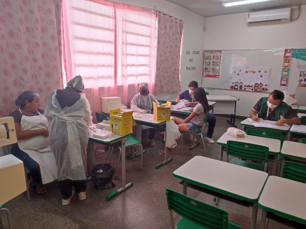 Funcionários, alunos e pais fazem teste de covid em escolas de Manaus